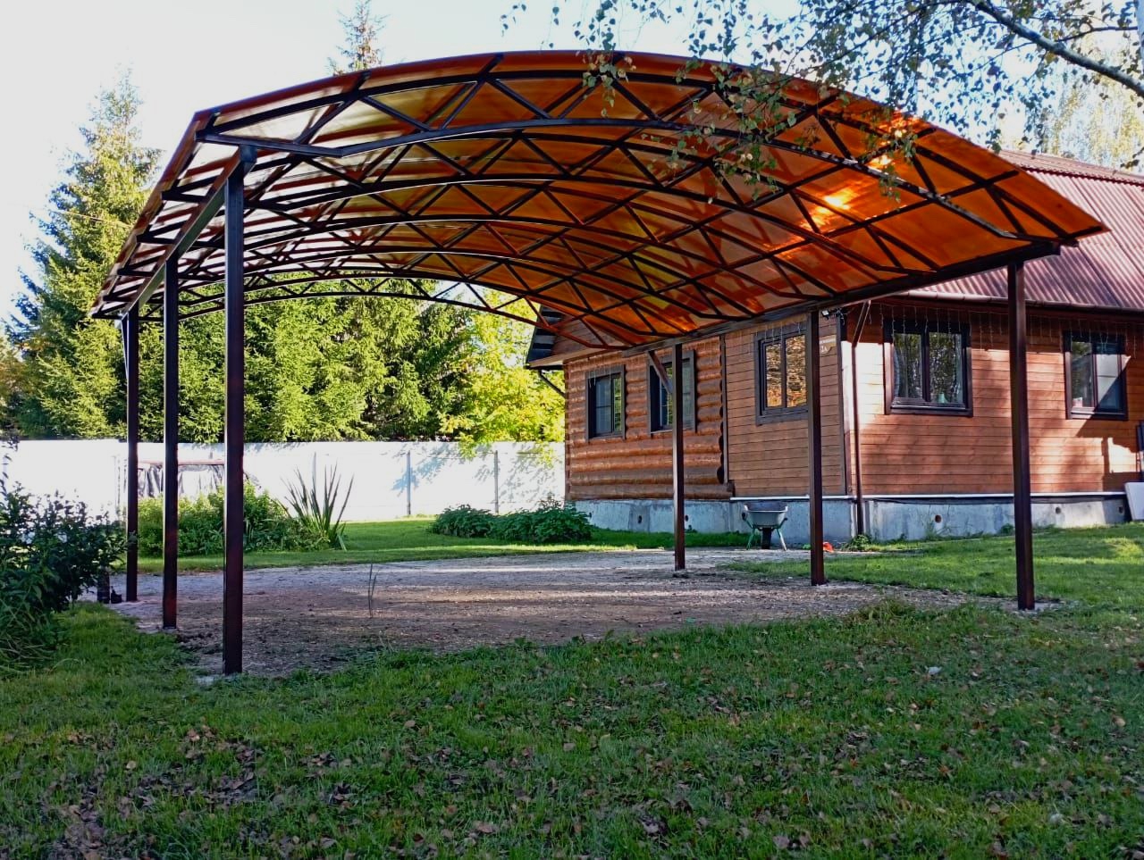 Арочный автонавес с коричневым поликарбонатом