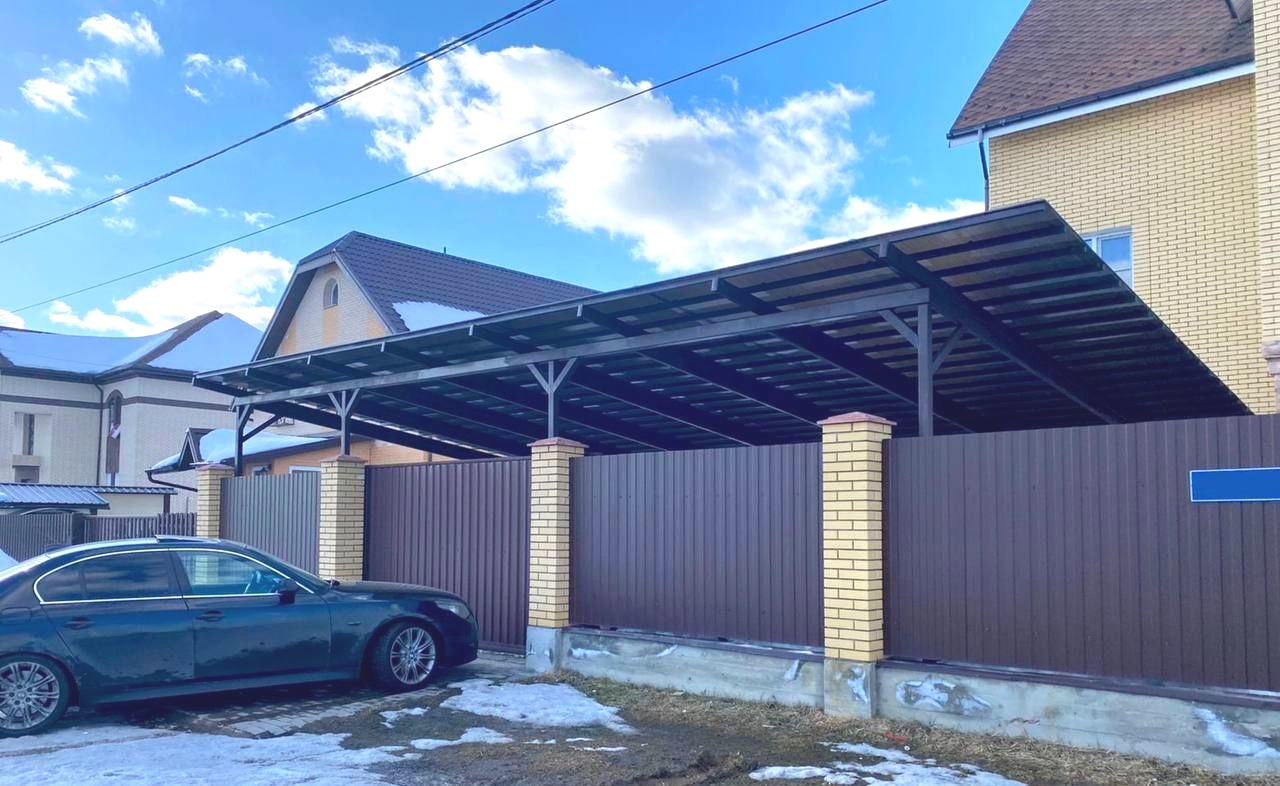 Арочный автонавес с коричневым поликарбонатом